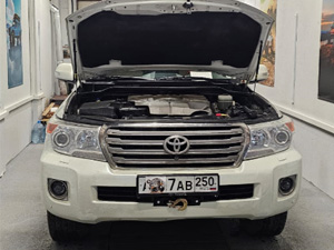 Лебедка в штатный бампер Toyota Land Cruiser 200